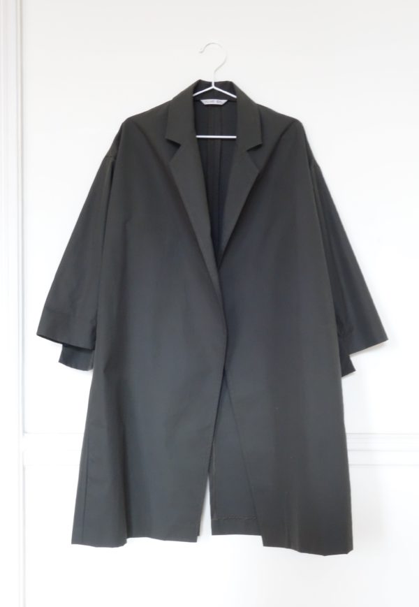 0010 Coat Pockets - Organic Cotton_Charcoal Scarab - 1 front_sleeves down